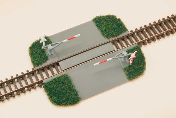 Level crossing with half-barrier<br /><a href='images/pictures/Auhagen/43645.jpg' target='_blank'>Full size image</a>